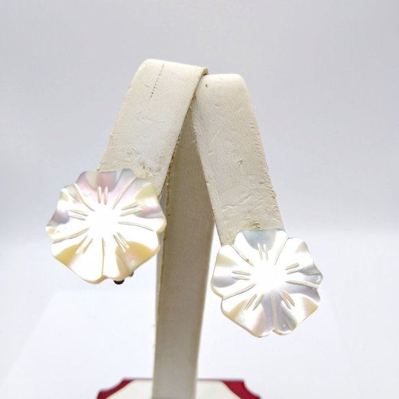 Vintage Carved Mother of Pearl Earrings, Classy Floral Bloom Clip On Shell MOP - Picture 3 of 5